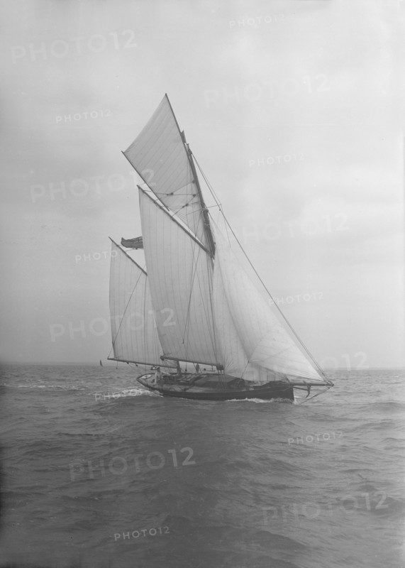 The ketch 'Corinda' under sail. Creator: Kirk & Sons of Cowes.