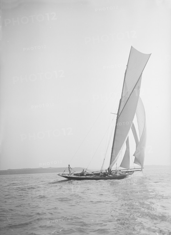 The 45 ton cutter 'Varia' under sail, 1911. Creator: Kirk & Sons of Cowes.