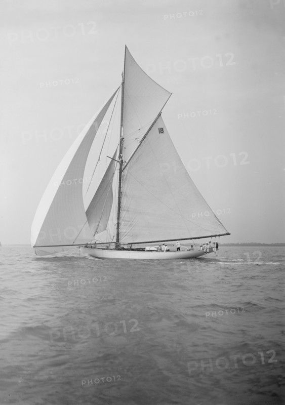 The cutter 'Onda' sailing under spinnaker, 1911. Creator: Kirk & Sons of Cowes.