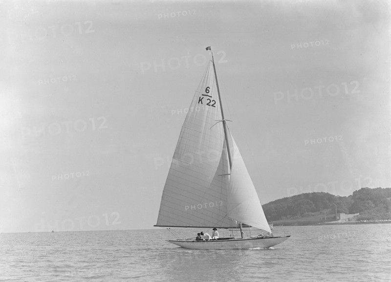 The 6 Metre class 'Maid Marion' (K22) sailing close-hauled, 1921. Creator: Kirk & Sons of Cowes.