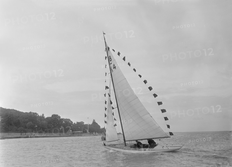 Saling yacht 'Asphodel' (K5) with prize flags, 1922. Creator: Kirk & Sons of Cowes.
