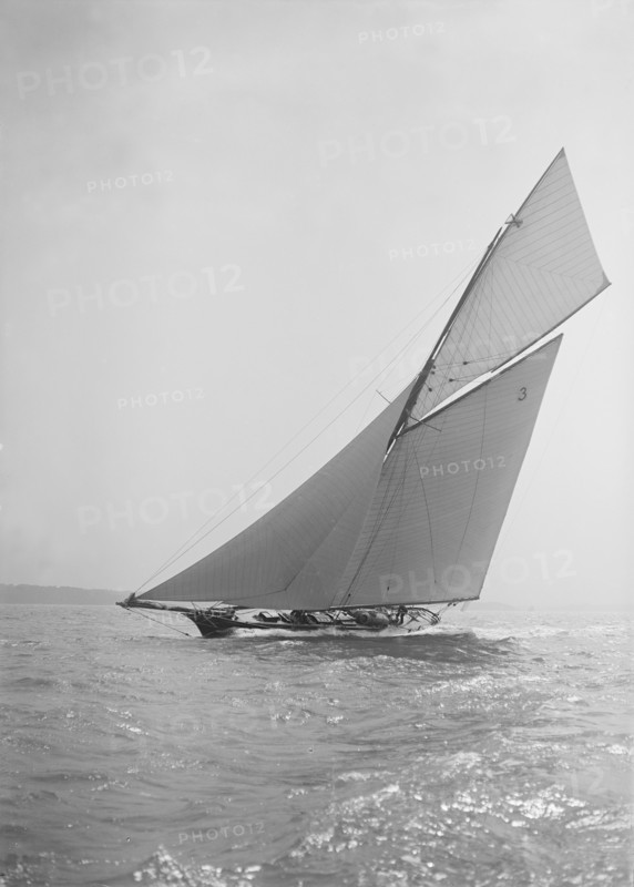 The racing cutter 'Creole' under sail, 1911. Creator: Kirk & Sons of Cowes.