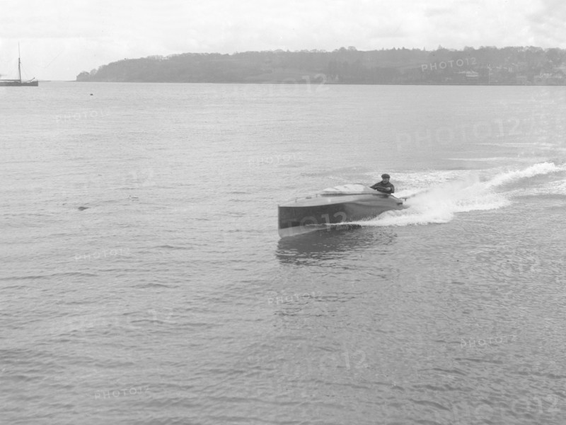 Unknown hydroplane underway, 1914. Creator: Kirk & Sons of Cowes.