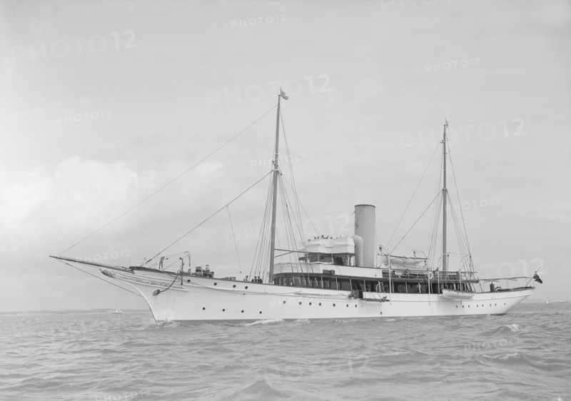 489 ton steam yacht (possibly 'Juicel'?) under way, 1939. Creator: Kirk & Sons of Cowes.