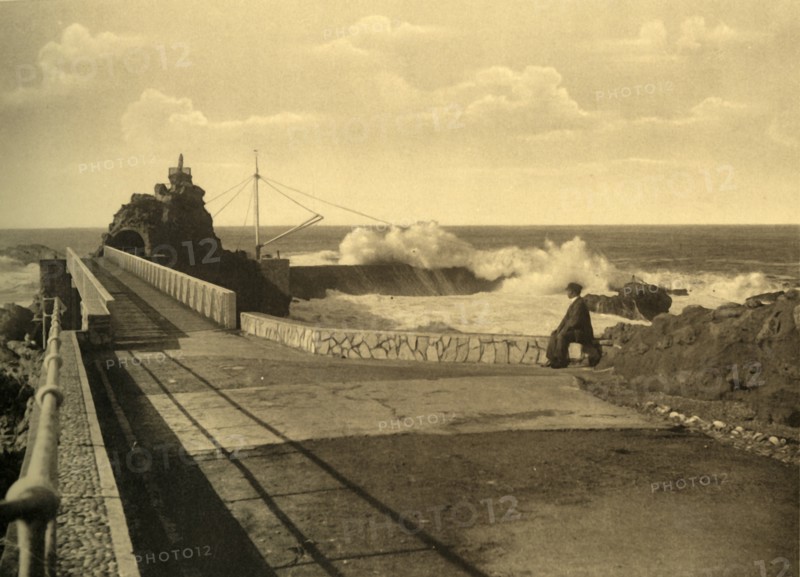 Biarritz - Au Rocher de la Vierge par gros remps, c1930.