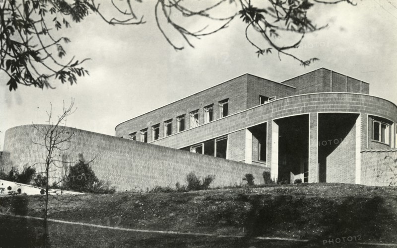 The Contemporary Idiom Brick House at Hampstead, London', 1941.