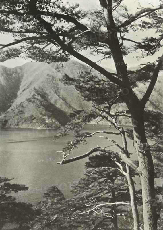The Hotel Across The Lake, Shoji', 1910.