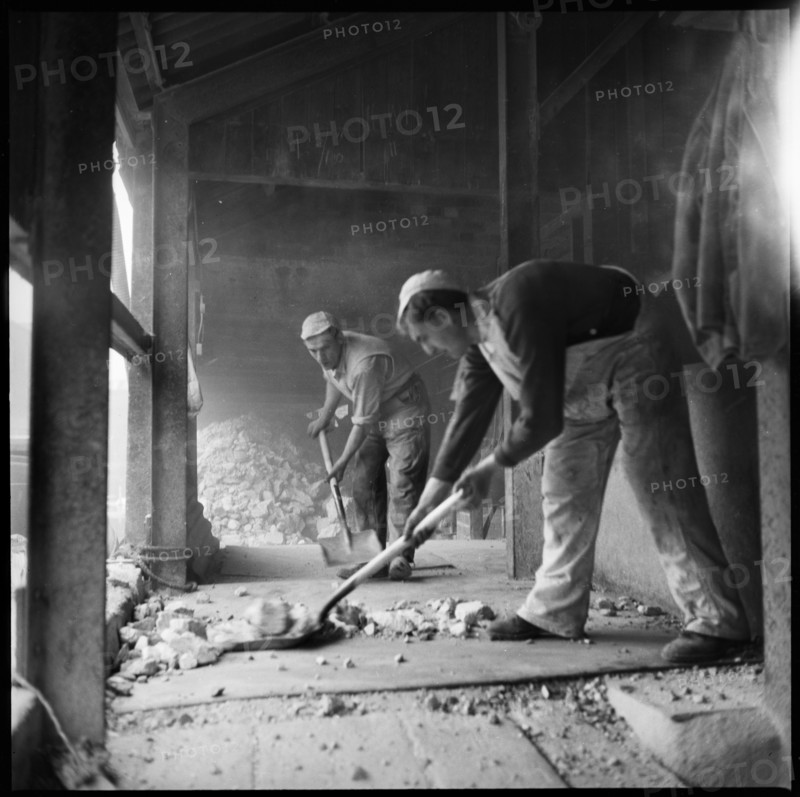 Men shovelling flint in a flint calcinating kiln, WJ Dolby works, Stoke-on-Trent, 1965-1968