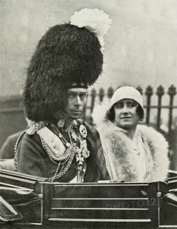 'His Majesty in Highland Dress Arriving at St. Giles's Cathedral, Edinburgh, 1929', 1937. Creator: Unknown.