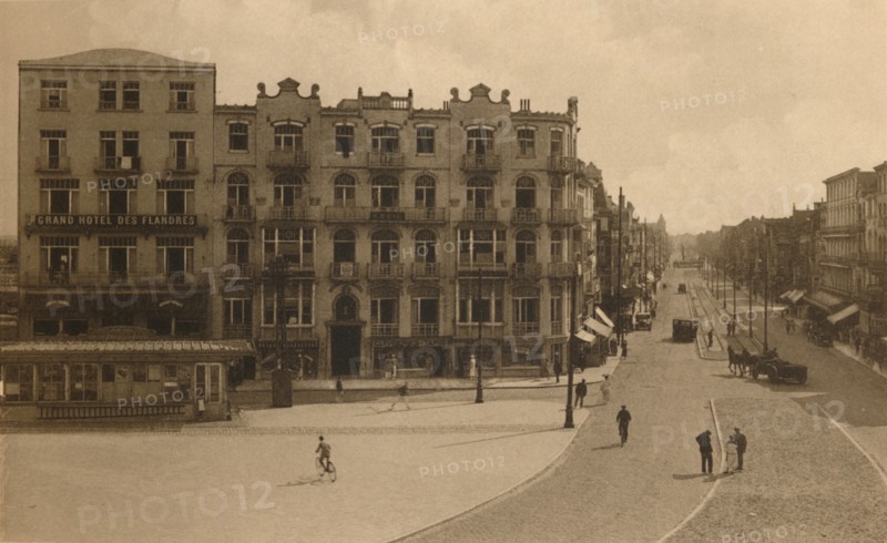 La Place Publique et l'Avenue Lippens', (Town Square and Avenue Lippens), c1900.