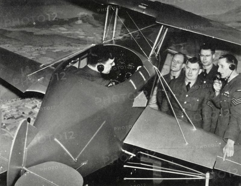 RAF personnel learning to fly in a flight simulator during the Second World War,1941