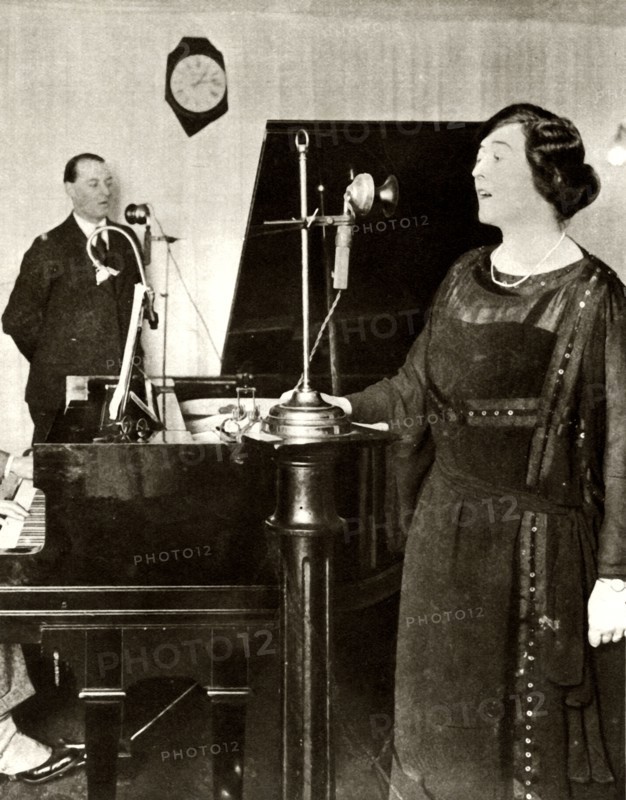 Performers singing a duet in one of the studios of 2LO, Savoy Hill
