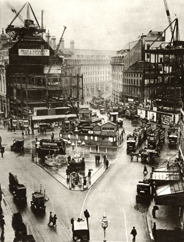Building work at Piccadilly Circus in London,1926