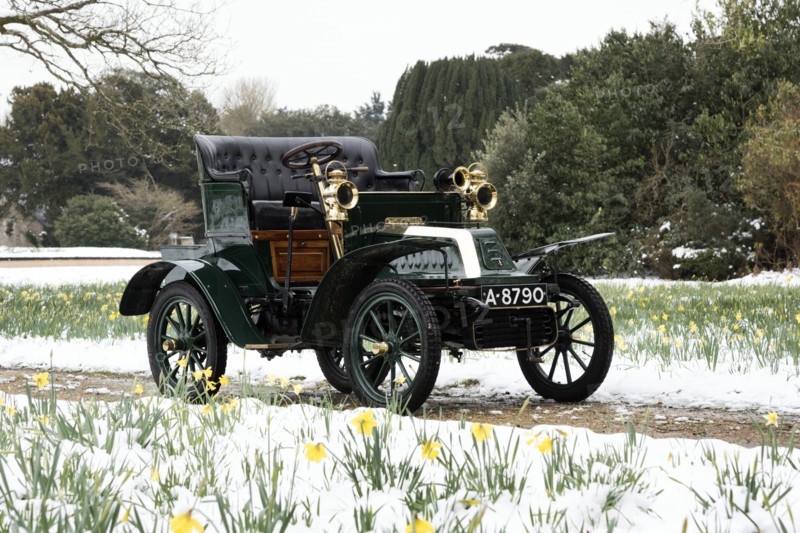 1904 De Dion Bouton model Q in snow with daffodils at Beaulieu. Creator: Unknown.