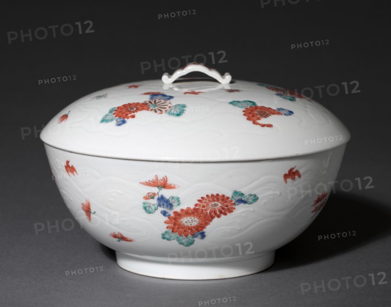 Covered Bowl with Chrysanthemums and Chidori: Kakiemon Ware, early 18th century. Creator: Unknown.