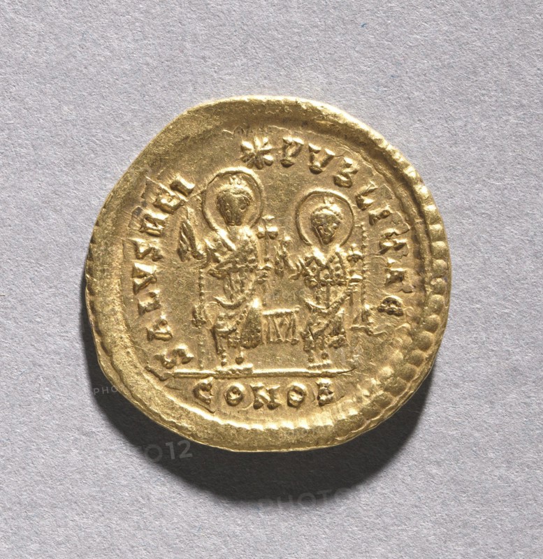 Solidus of Theodosius II and Valentinian III (reverse), 408-425. Creator: Unknown.