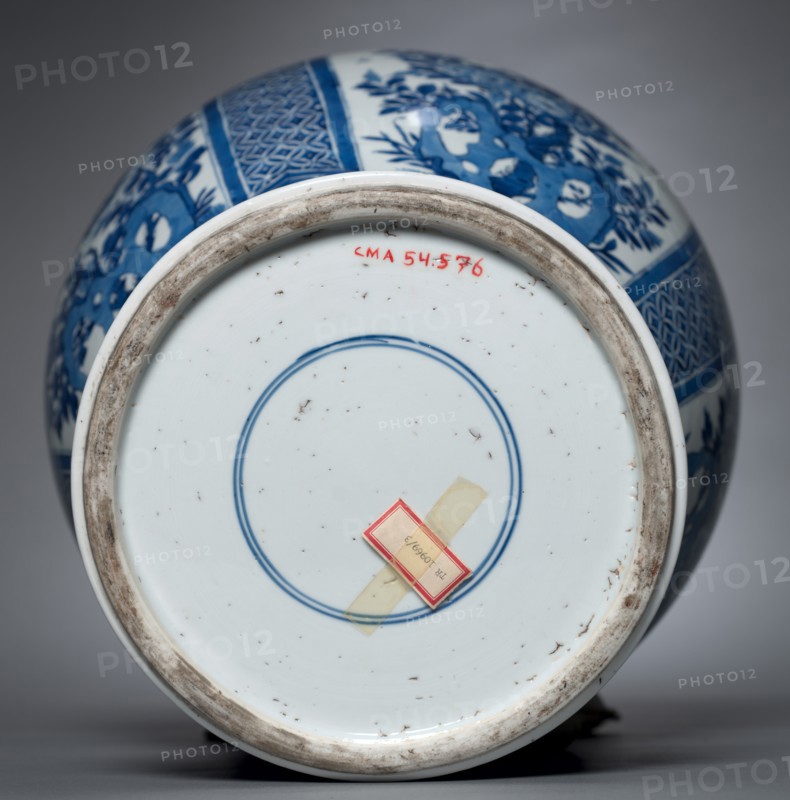 Vase with Cover, Qing dynasty (1644-1912), Kangxi reign (1661-1722). Creator: Unknown.