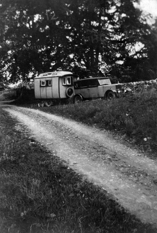 Voyageur caravan with Morris Oxford 1927. Creator: Unknown.