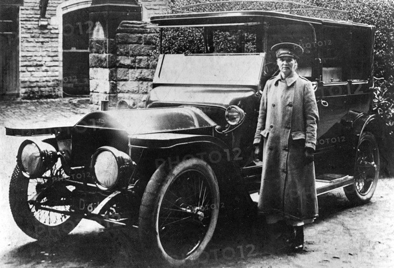 1904 Napier with Esther Goodall, chauffeuse. Creator: Unknown.