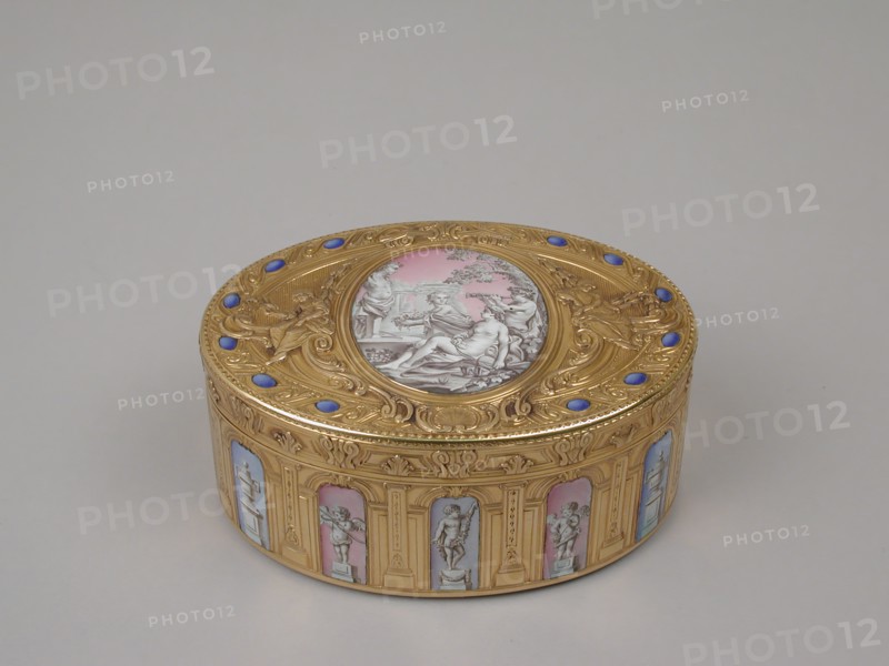 Snuffbox with grisaille decoration of Cupid and Venus, ca. 1766. Creators: Jean-Baptiste Carnay, Jean-François Defer.