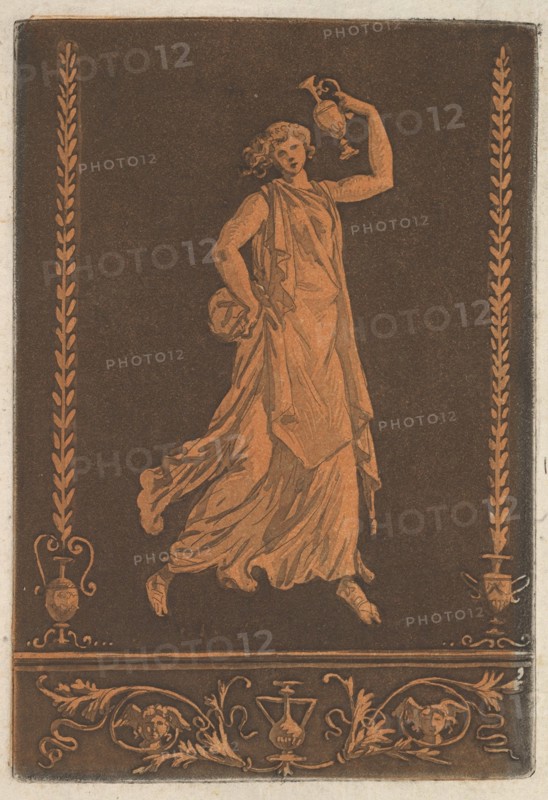 Jeune femme drapée, marchant de gauche à droit, portant un vase de métal