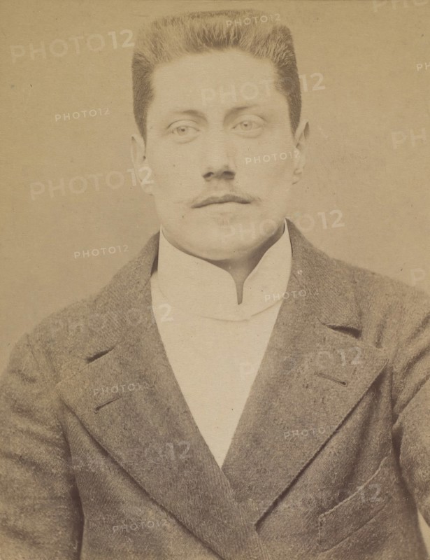 Ortiz. Léon. 25 ans, né à Paris. Commis d'architecte. Anarchiste. Voyage ordinairement en bicyclette. , 1894.