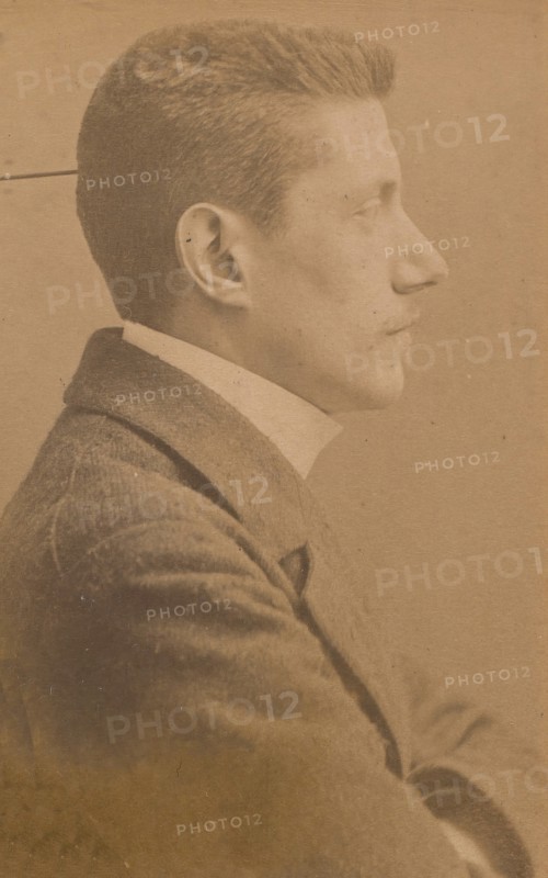 Ortiz. Léon. 25 ans, né à Paris. Commis d'architecte. Anarchiste. Voyage ordinairement en bicyclette., 1894.