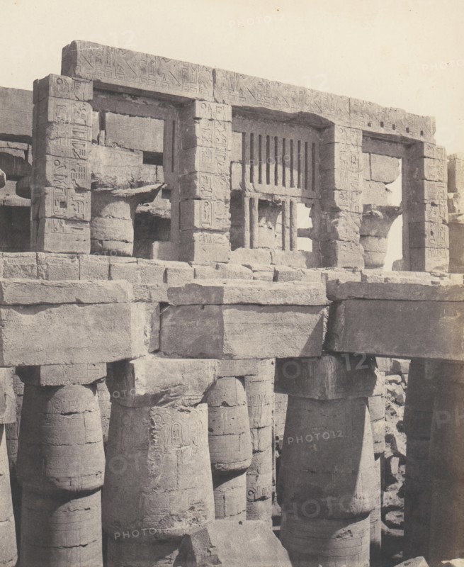 Karnak (Thèbes), Palais - Salle Hypostyle - Fenêtre et Chapiteaux des Galeries Latérales, 1851-52, printed 1853-54.