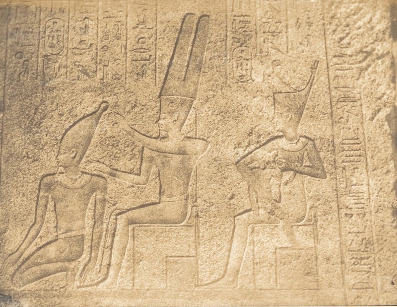 Sculptures extérieures du Sanctuaire de granit du Palais de Karnac (Ammon assurant la couronne sur la tête de Philippe-Aridée), 1849-50.