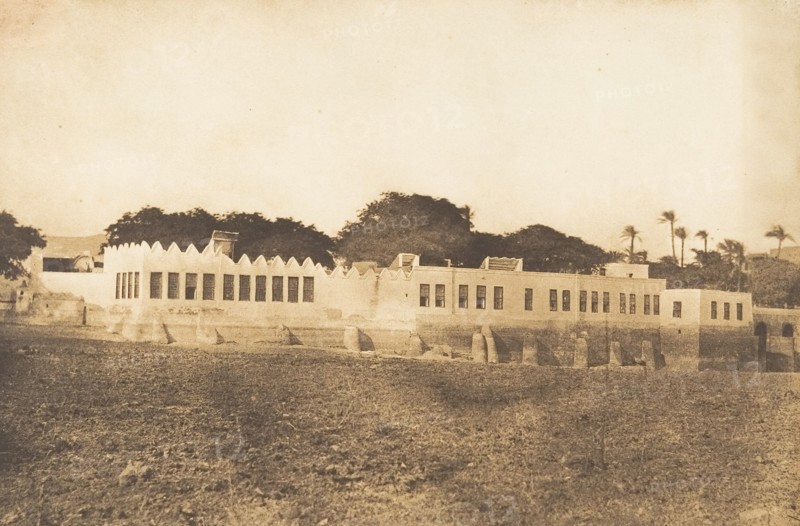 Vue du Divan et du Palais du Gouverneur, à Syout, 1849-50.