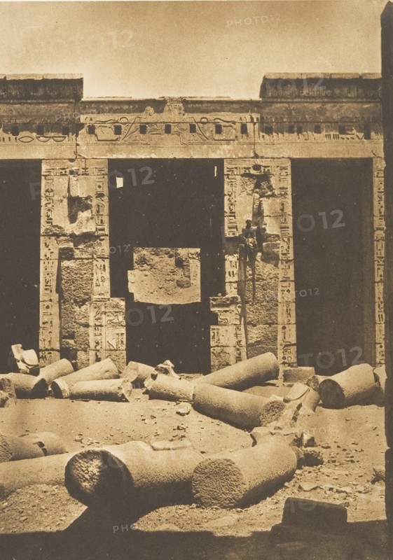 Piliers dans la cour du palais de Rhamsès-Meiamoun, à Médinet-habou (Thèbes), 1849-50.
