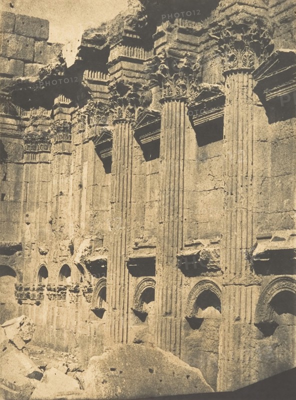 Colonnade intérieure du Naos du Temple de Jupiter, à Baâlbek (Héliopolis), September 15, 1850.