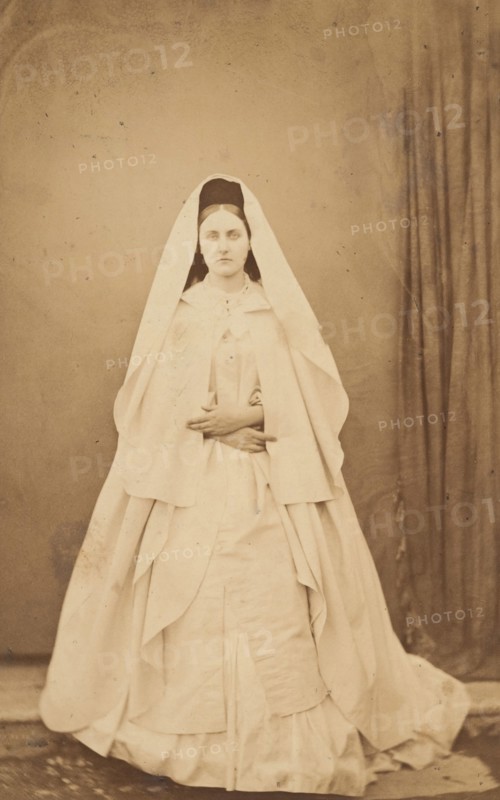 Nonne blanche (en pied), 1860s.