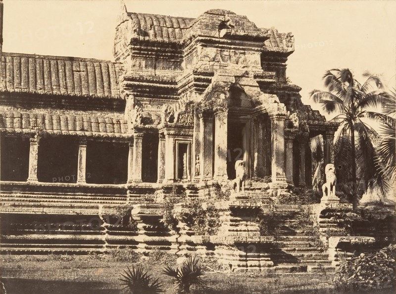 Portique d'entrée de la Grande Galerie de la Pagode, 1866.