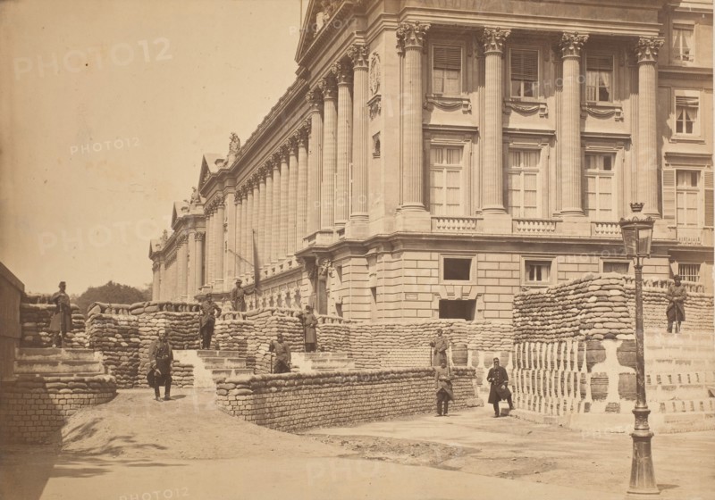 [Barricades pres de Ministere de la Marine et l'Hötel Crillon], 1871.