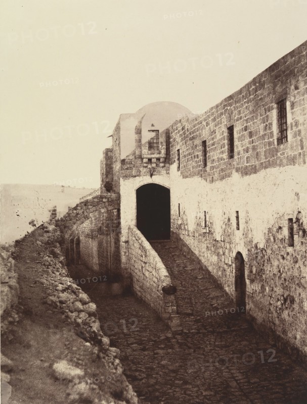 Entrée d'une caserne turque. C'est a cette porte que les pèlerins font les prières de la 1e Station. N'ayant pas la permission d'entrer dans la caserne, 1860 or later.