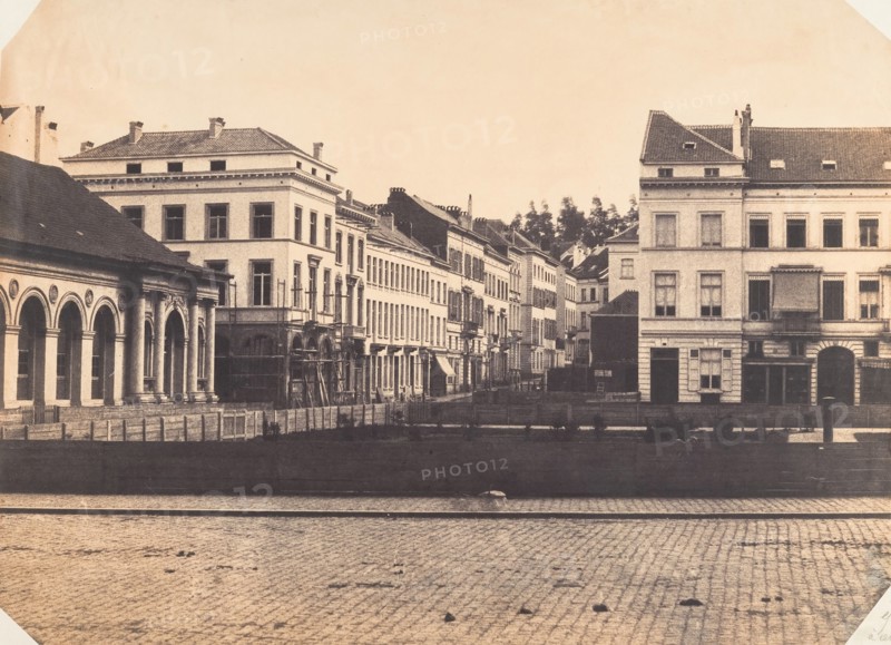 Vue de face du balcon avant l'entière construction de la place, 1854-56.