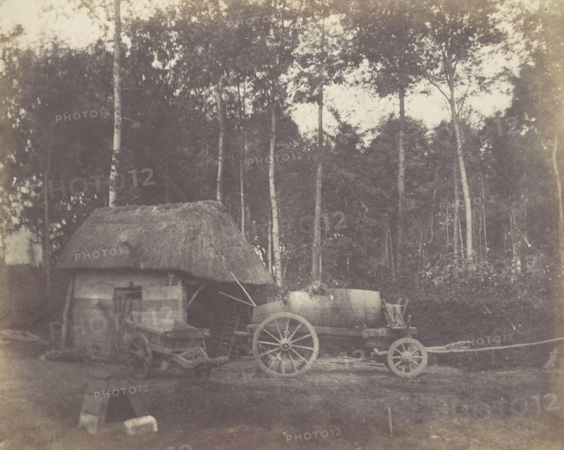 Charette devant l'entrée d'un abri au toit de chaume, 1850-53.