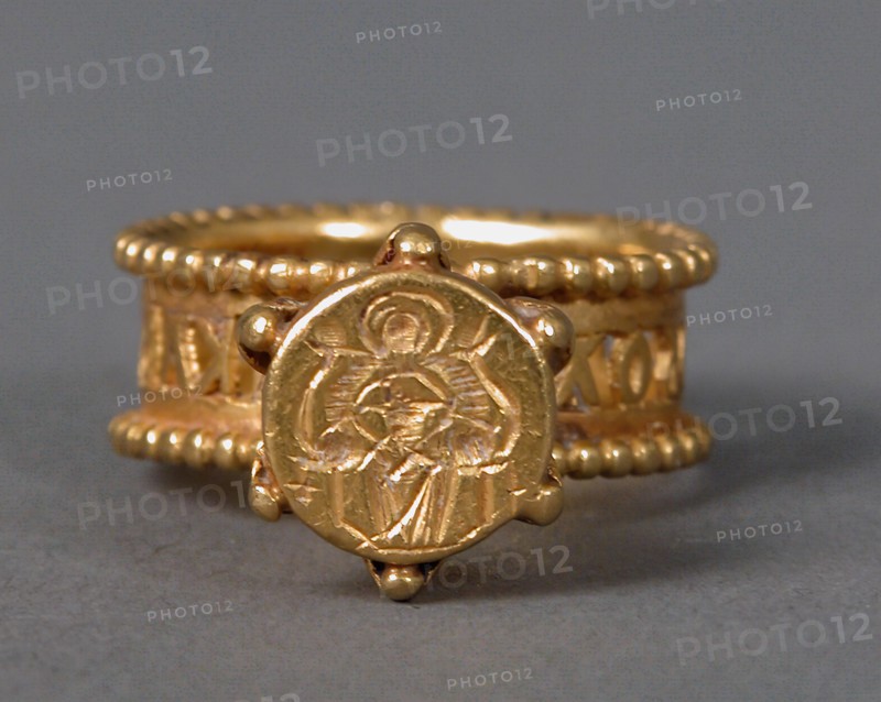 Gold Signet Ring with Virgin and Child, Byzantine, 6th-7th century.
