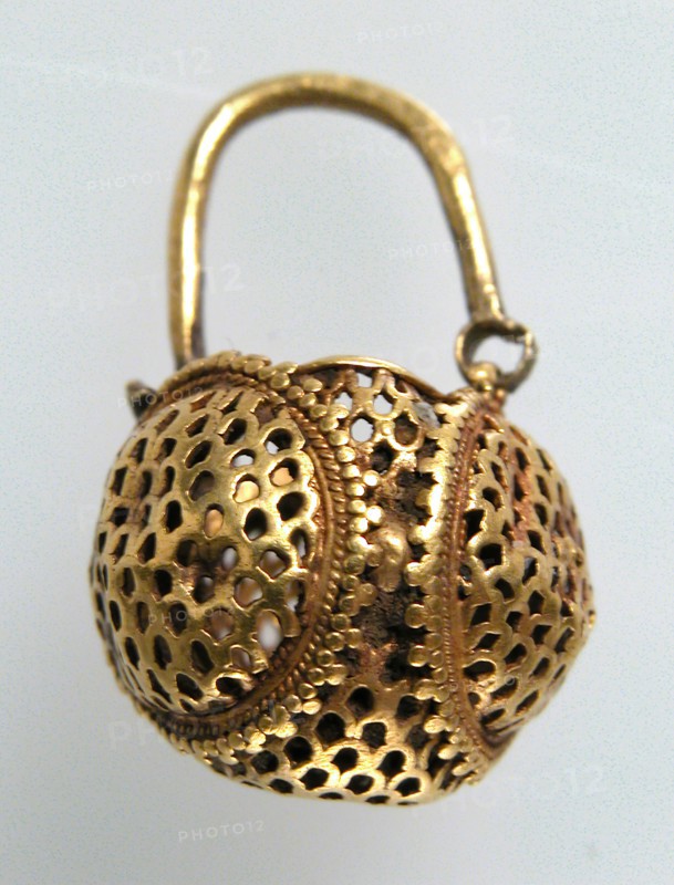 Gold "Basket" Earring, Byzantine, 6th century.