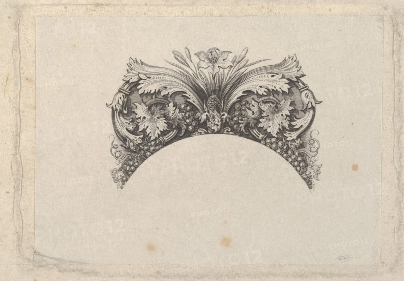 Arched framing element for banknote