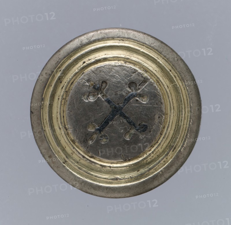 Disk brooch