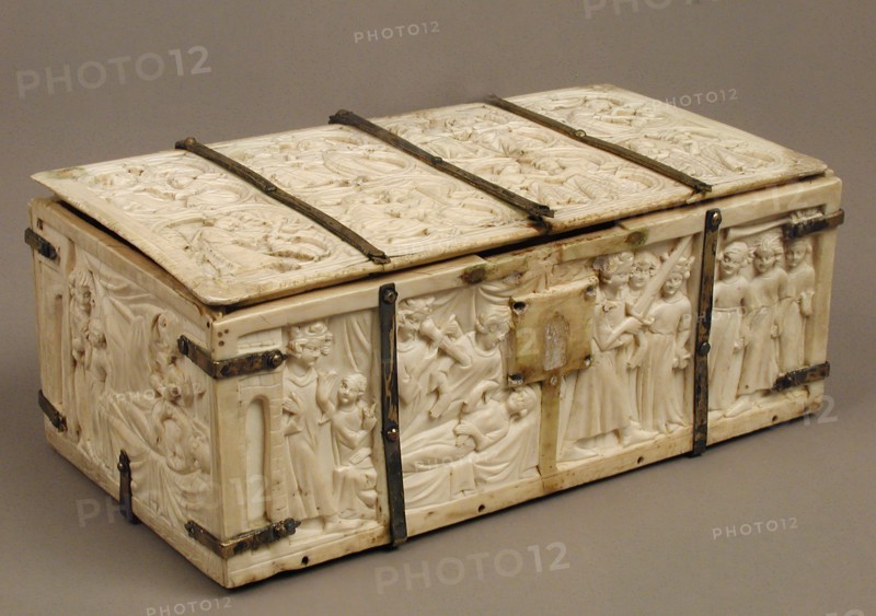 Casket with Romance Scenes, French, ca. 1320-40.