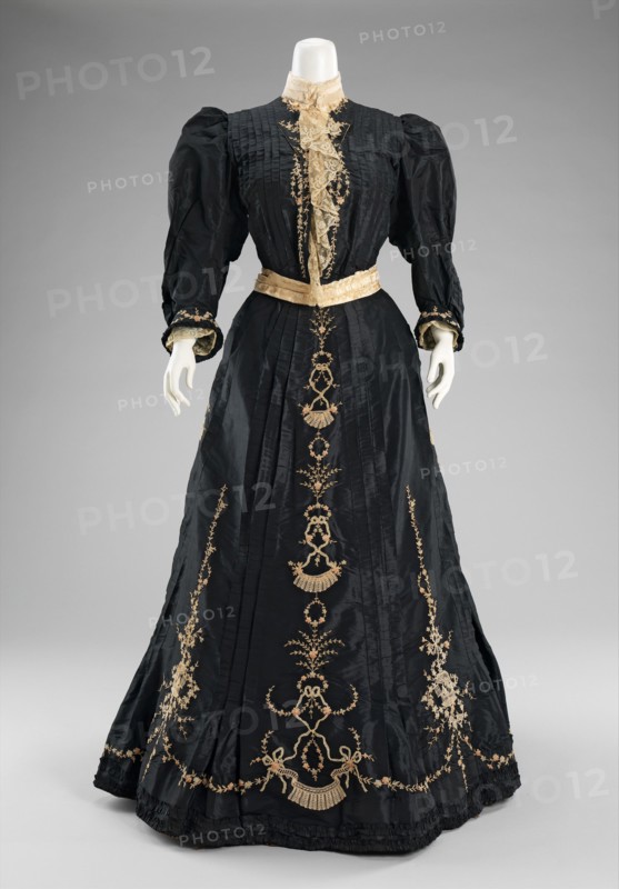 Dinner dress, French, 1890-95.