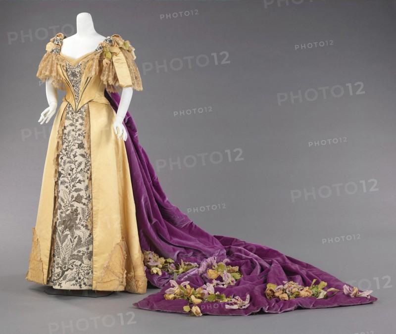 Court presentation ensemble