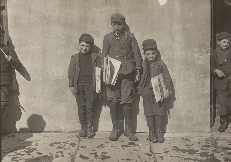 John Pento, 14 years old, Daniel and Angelo Pento, 7 years old, selling newspapers, Hartford, Connecticut, 3348.