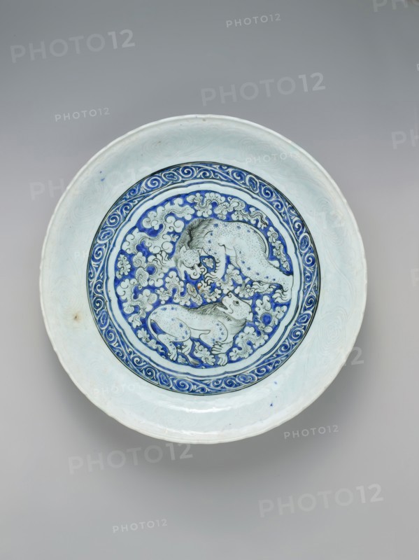 Dish with Two Fighting Lions, Iran, ca. 1635.