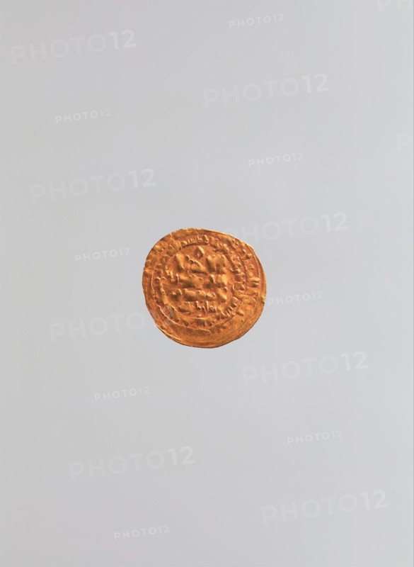 Dinar of Tughril (r. 1040-63), Iran, dated A.H. 444/ A.D. 1052-53. Inscription naming reigning Seljuq sultan, Tughrul Beg with Qur?an verses 33:9 and 9:61