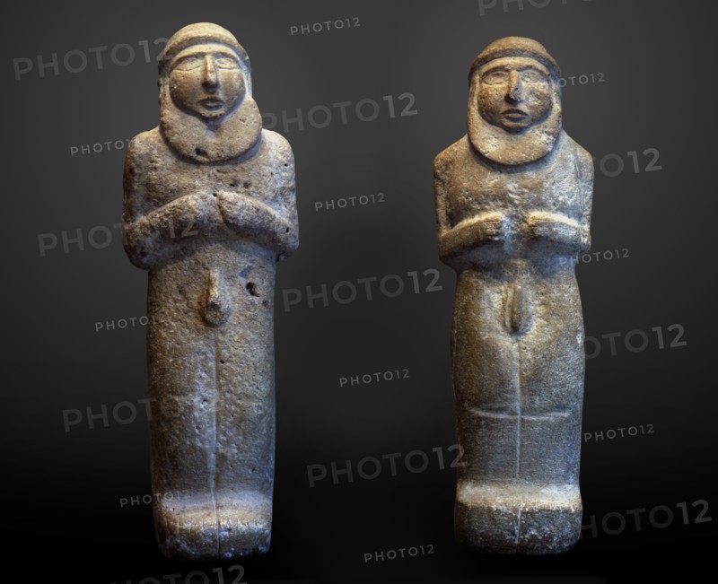 Statuettes of bearded men (possibly the priest-king), 4th millenium BC. Found in the collection of Musée du Louvre, Paris.