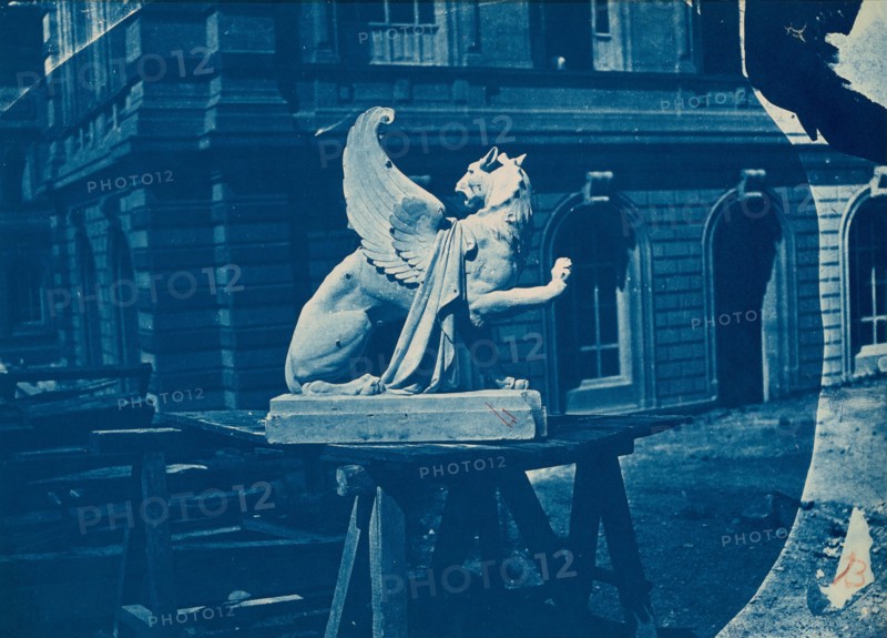 Sculpture de griffon sur un chantier à Marseille (Sculpture of a Griffin on a construction site in Marseille), c. 1866-1868.
